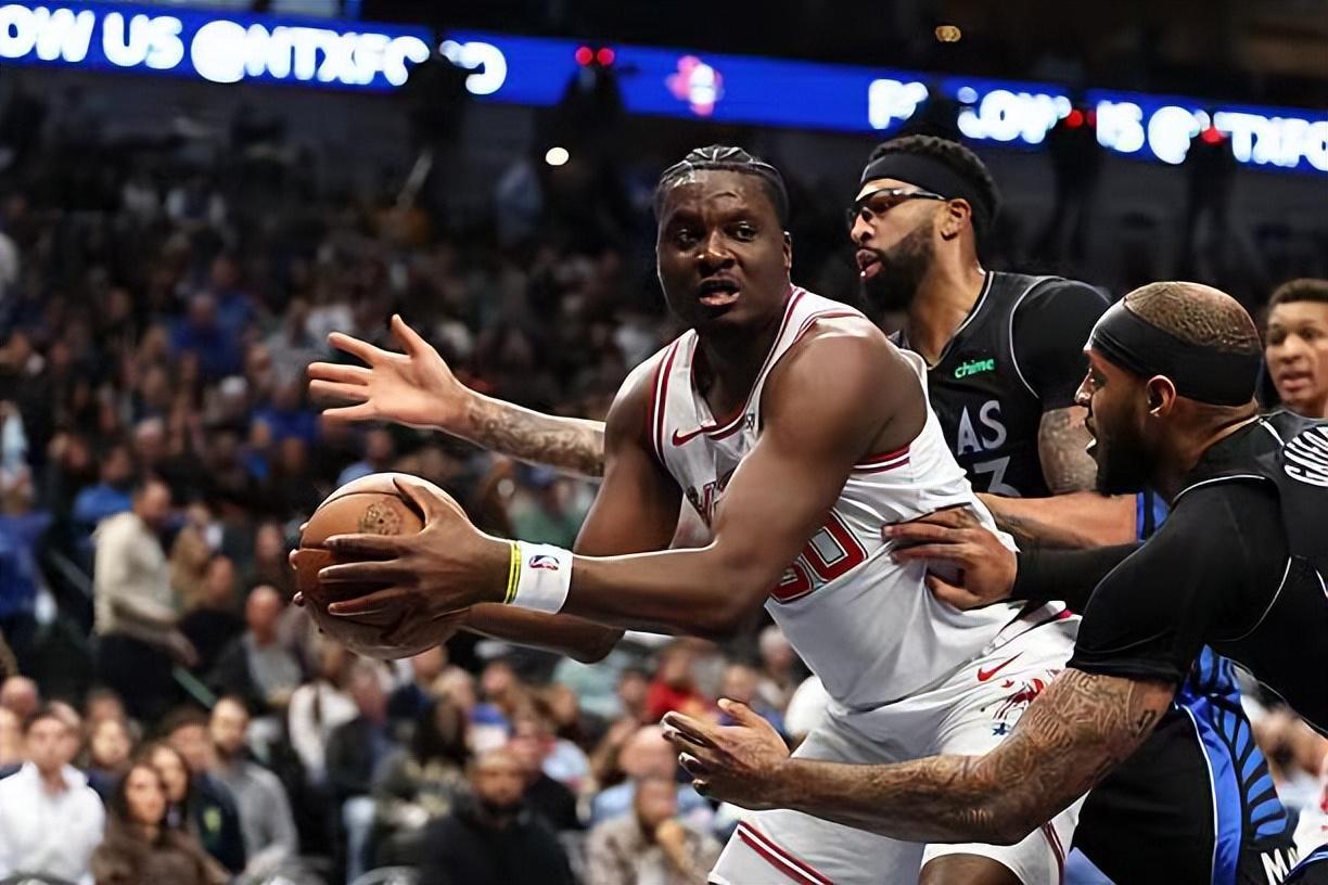 体育视频直播-替补中锋受伤了依然出场时间有限,火箭签下他的意义到底是什么?