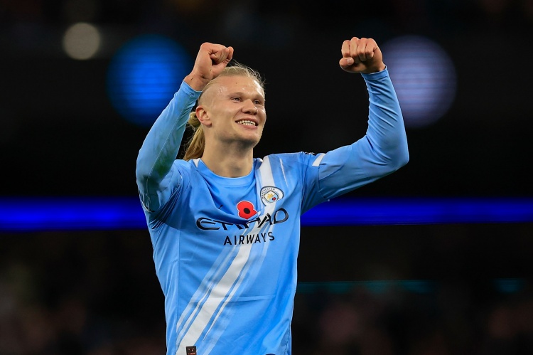 哈兰德在英超对阵曼联直接参与11球，贡献8球3助超过任何曼城球员