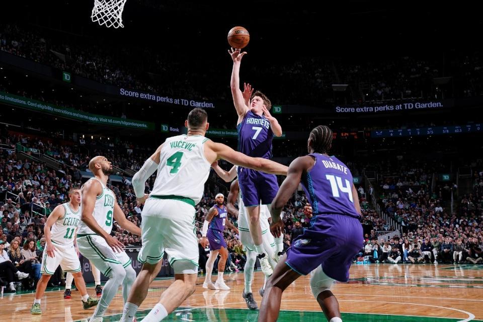 克努佩尔神迹追平乔丹新秀历史第一 黄蜂6连胜灭绿军近19战16胜