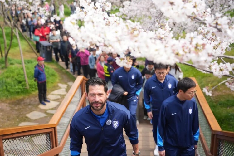 app下载-莫拉春日东湖行 邀您赏樱花、来看球