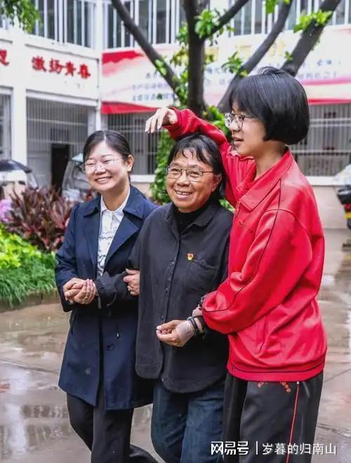 人民日报发文，揭张桂梅真实现状，卸任华坪女高校长传闻早有真相