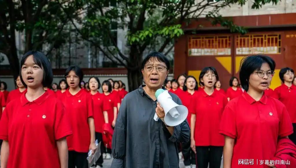 人民日报发文，揭张桂梅真实现状，卸任华坪女高校长传闻早有真相